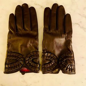 Pretty brown leather gloves with ruffle de…